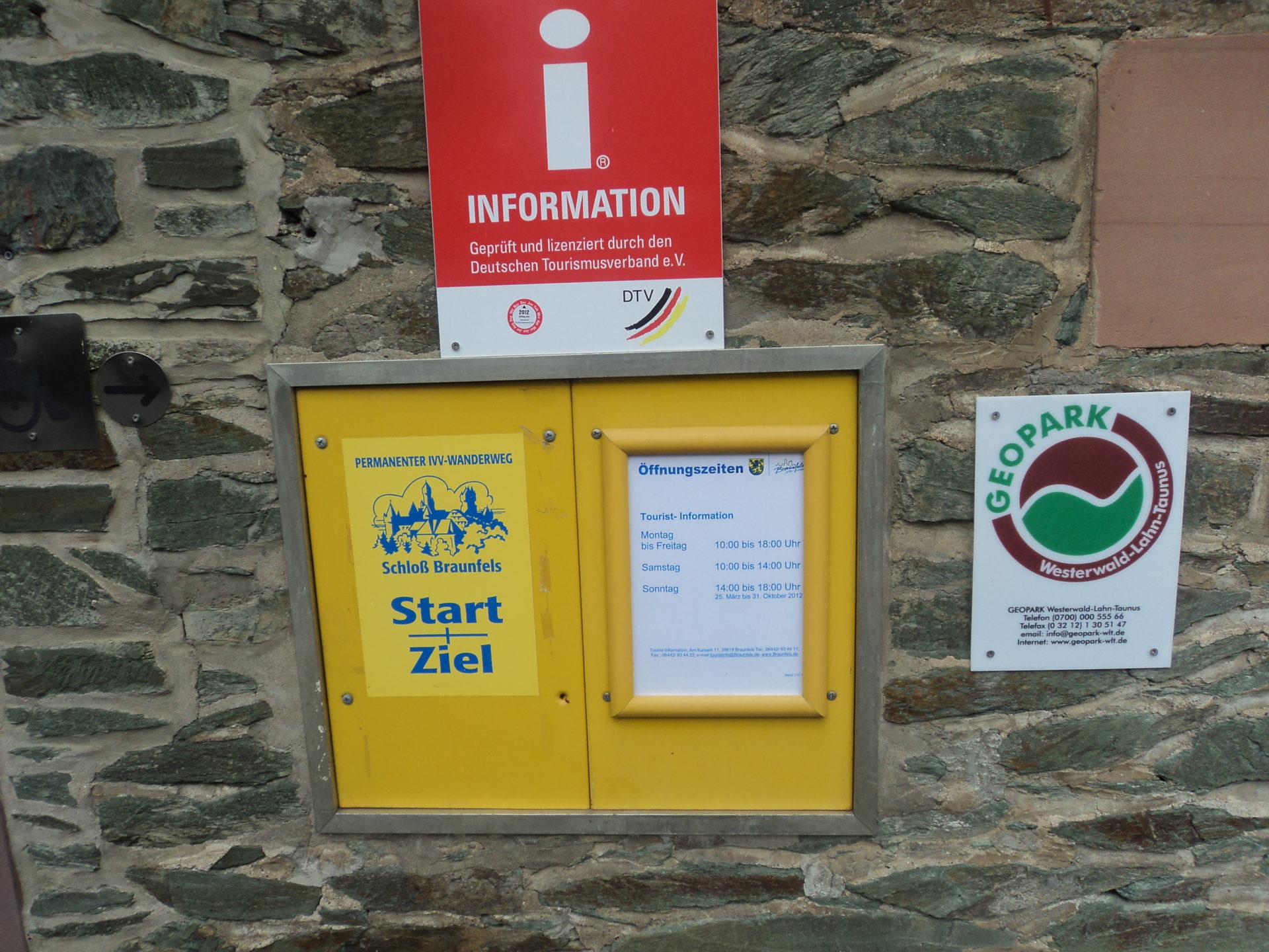 D-35619 Das Braunfelser Postgebäude - Pedestrial